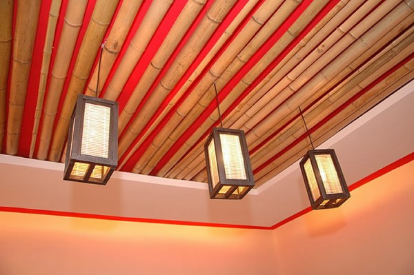Décor de plafond avec des tiges de bambou