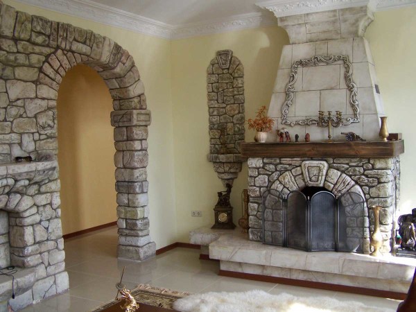 Arches décoratives et cheminée