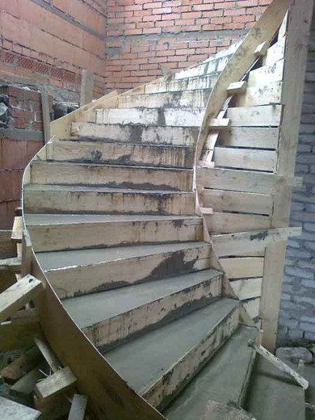 Fabrication d'escaliers pendant le processus de construction