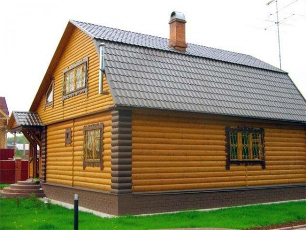 On dirait une façade bordée d'une maison en blocs de bois