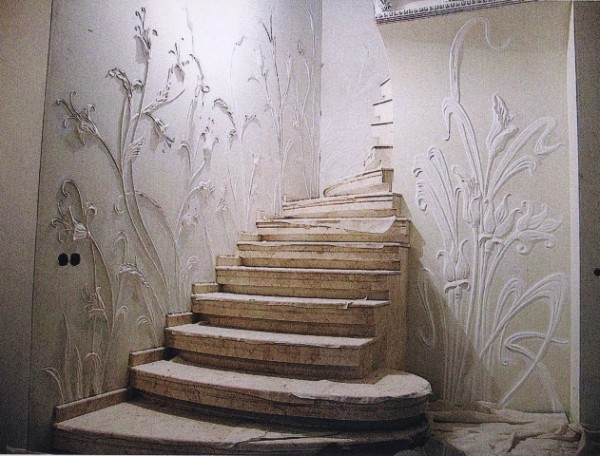 Plâtre structurel sur le mur le long des escaliers
