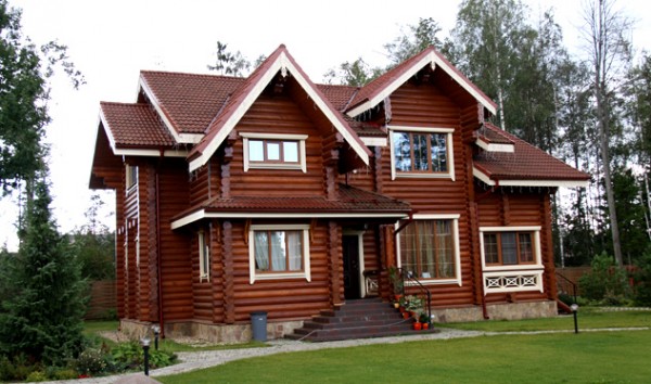 Finition de la façade d'une maison en bois