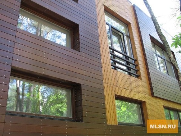 Conception du revêtement de la maison avec revêtement en bois: façade