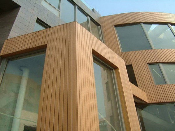 Conception de revêtement de façade: une combinaison de planches et de panneaux de bois