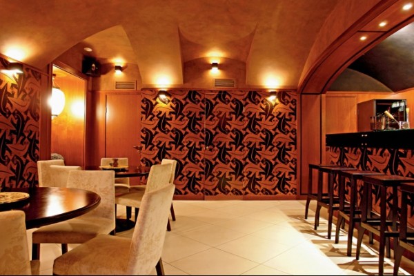 Painéis de polímero de madeira no design do restaurante