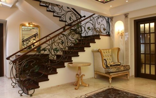 L'escalier est la décoration de la pièce.