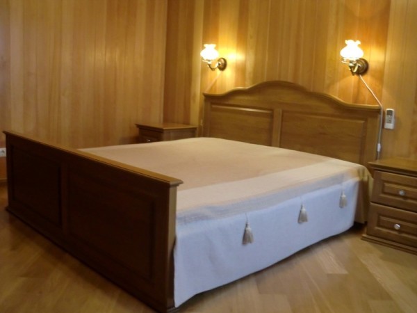 غرفة نوم مع بطانة من الصنوبر