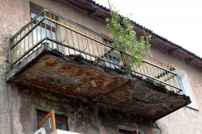 Cette photo ne laisse aucun doute que le fonctionnement du balcon est très dangereux, et sa réparation est nécessaire