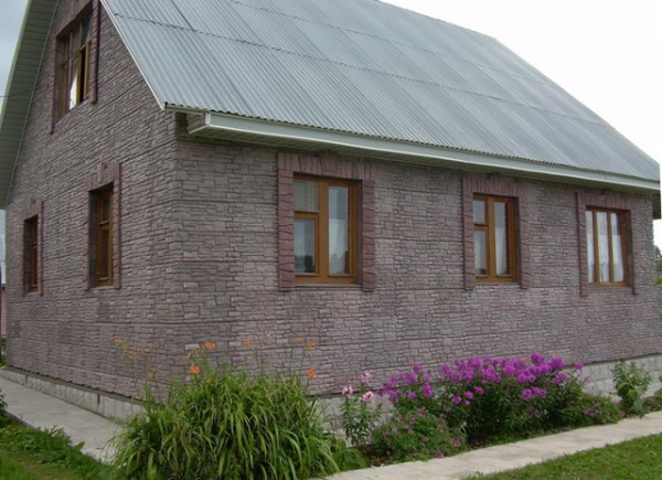 Rumah kayu yang dilapisi dengan panel termal