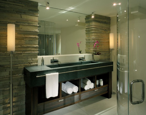 Colonnes de pierre dans la salle de bain, encadrant et soutenant le miracle de la conception du miroir