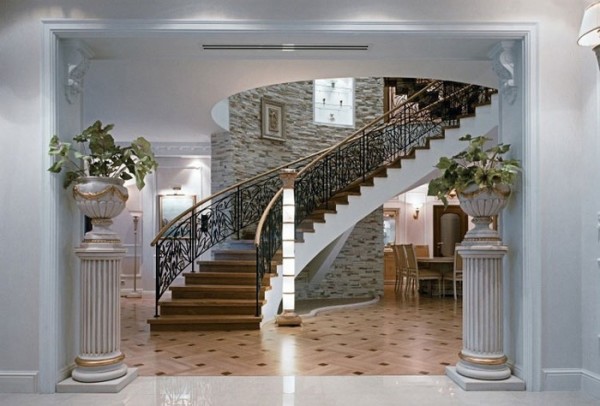 Stand columns in the lobby of the house