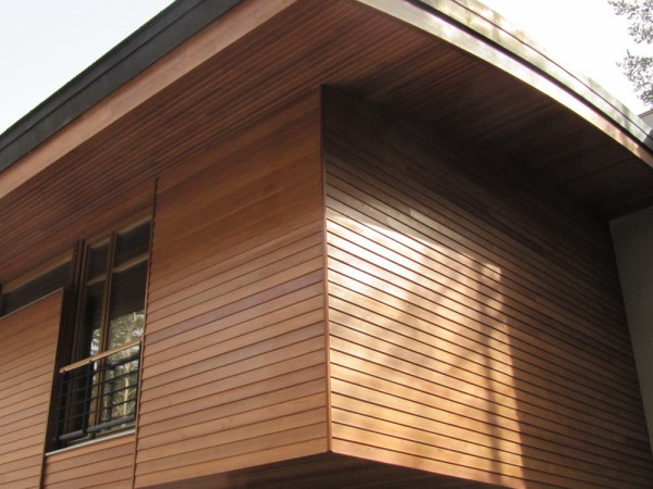 Davant de la casa amb fusta: tauler de façana