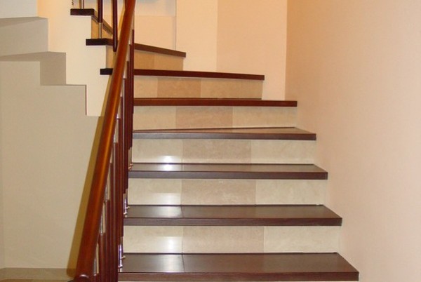 Wariant nowoczesnych betonowych wykończeń schodów