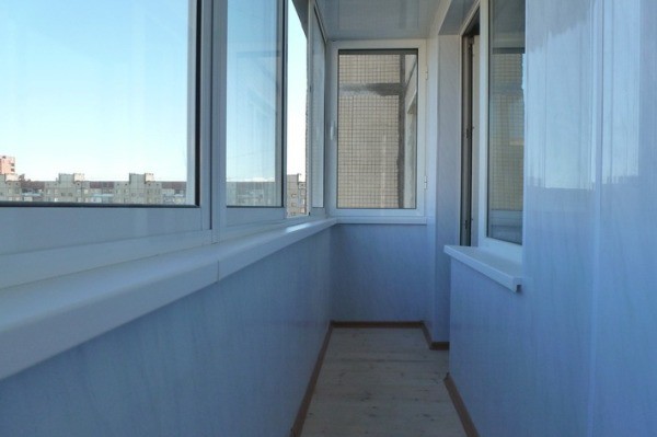 Finition du balcon avec des panneaux en PVC avec une surface brillante.