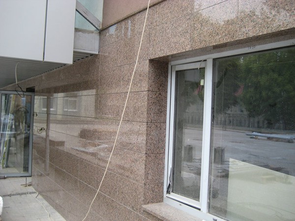 Facade decoration with marble tiles
