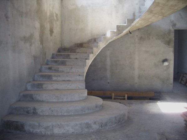 Monolithische trap voorbereid voor decoratie