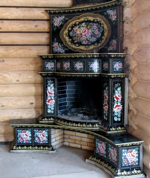 Di fronte alla stufa con piastrelle in ceramica: stile russo
