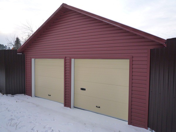 Fasade på en garage mod sidespor