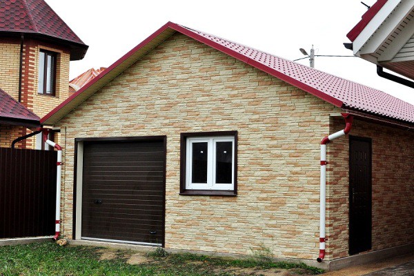 Garage, rivestito con pannelli termici in pietra