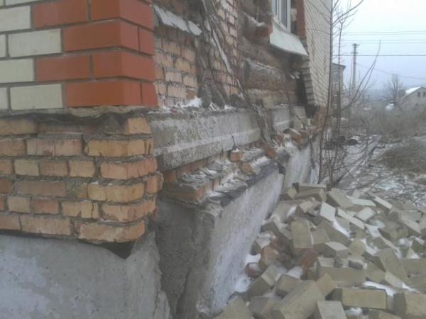 Le revêtement en brique de l'ancienne maison s'est effondré en raison d'une charge excessive sur la base