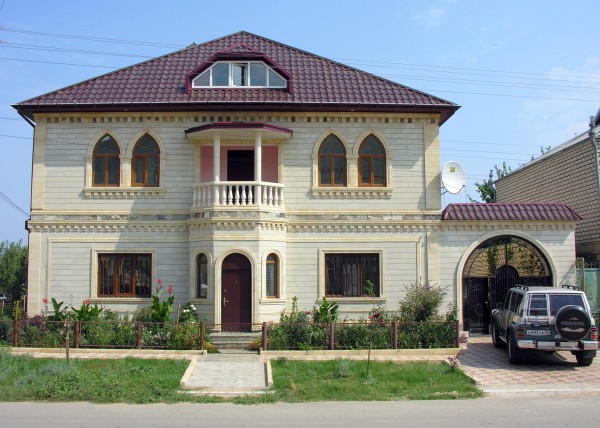 Face à la façade de la maison en pierre du Daghestan
