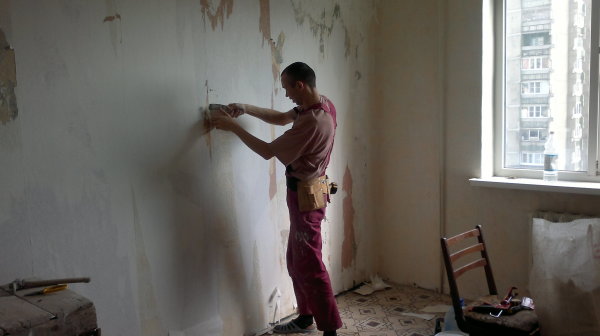 كيفية إزالة المعجون من الجدران