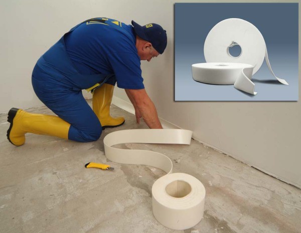 Em preparação para o revestimento: impermeabilização das juntas das paredes e piso do banheiro