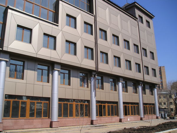 Panneaux métalliques linéaires dans la conception de façades