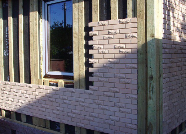 Face à la façade d'une maison privée avec des panneaux de briques