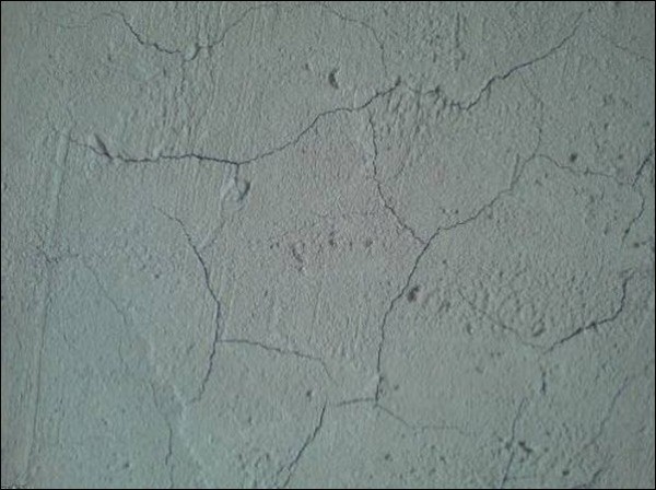 A foto mostra defeitos na superfície da parede