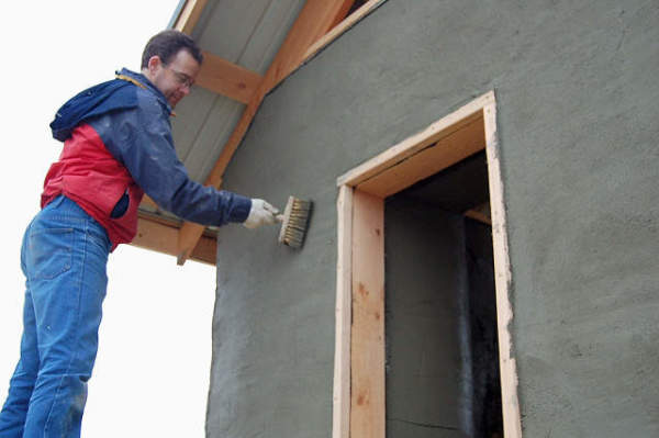 Le stucage de l'extérieur de votre maison avec du plâtre est l'une des solutions les plus abordables.