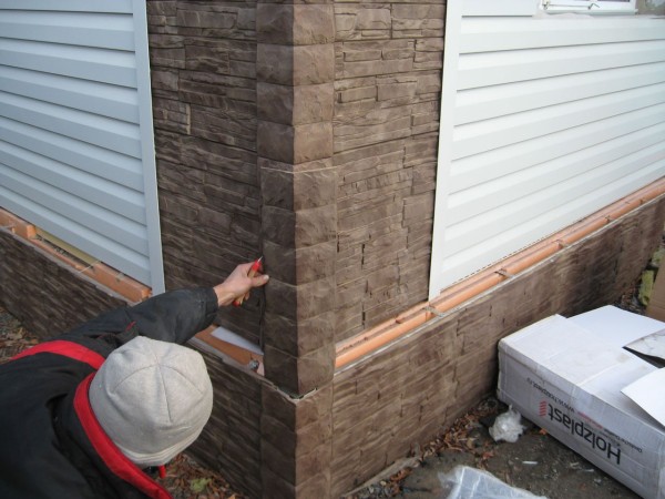 Efterbehandling af fundamentet til huset og dets vægge: kompakte paneler med imiteret sten