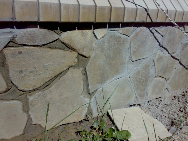 Разкъсан камък в декорацията на лентовата основа