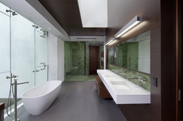 Stilingas modernaus vonios kambario interjeras