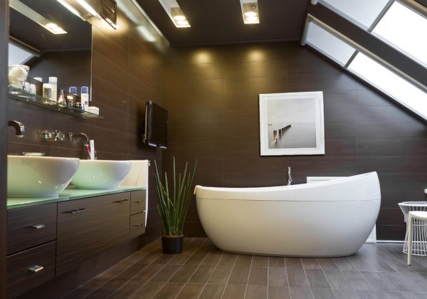 Casa de banho com azulejos de madeira