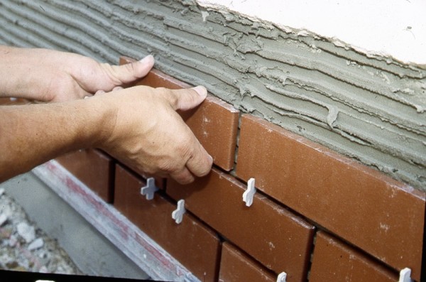 Tile mounting: joint thickness control