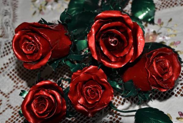 Roses en fer forgé à patine rouge et verte