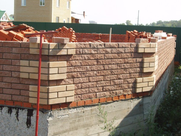 Éléments en relief dans les zones d'angle des murs de briques