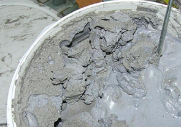 Mastic de ciment avec une teinte grise caractéristique