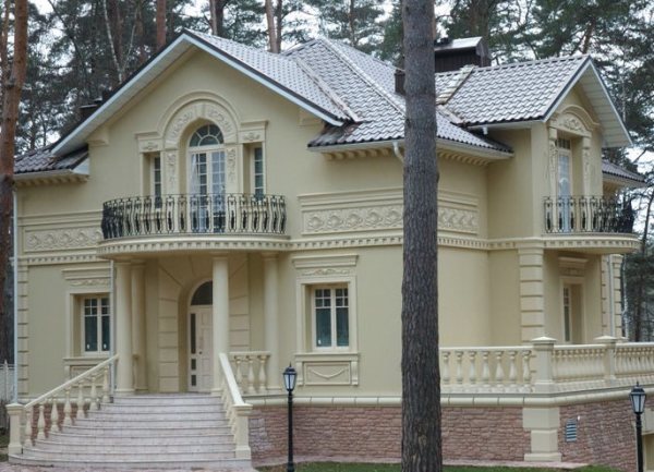 Façade d'une maison peinte avec de la peinture silicone