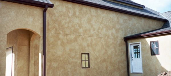 Façade de la maison peinte avec de la peinture de texture