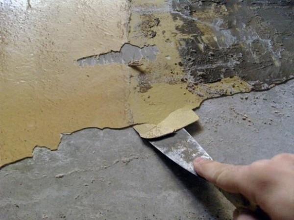 Nettoyage de la brique du plâtre avec une spatule