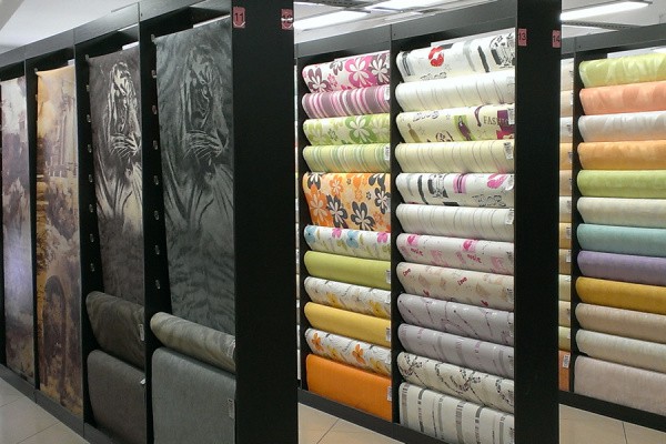Een enorm assortiment wallpapers in een ijzerhandel