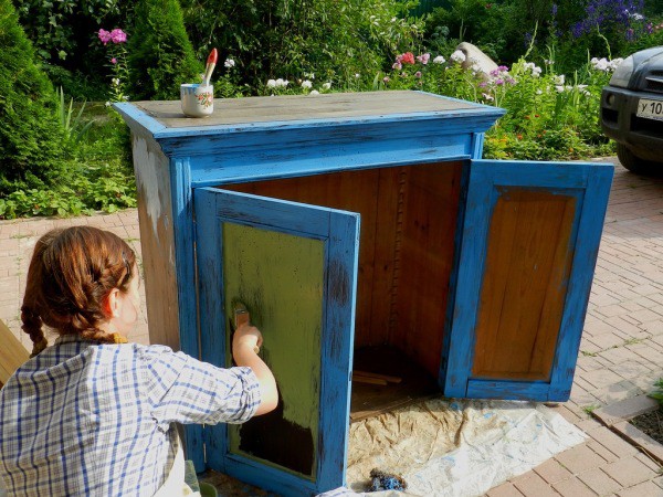 Процесът на боядисване на дървен шкаф