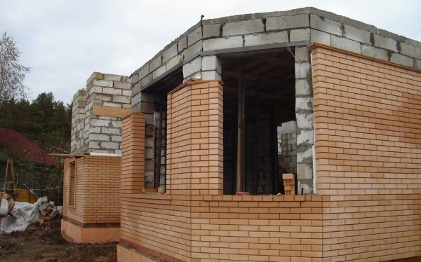 La construction de murs en blocs de gaz, avec doublure en brique parallèle