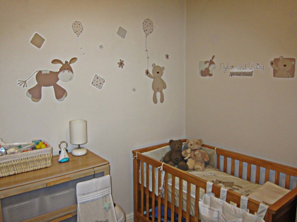 Chambre d'enfant brun beige avec des personnages de dessins animés sur le papier peint