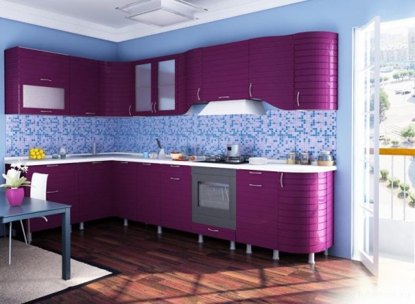 Ensemble de cuisine violet contre les murs bleus
