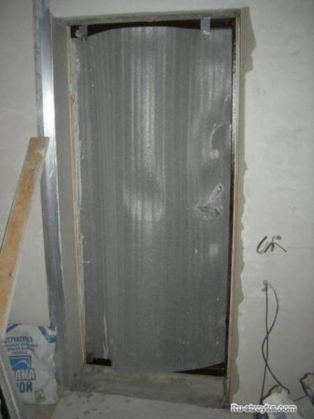 Foto van een metalen deur installatie