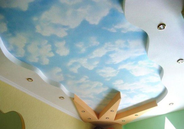 Le papier peint céleste au plafond est bien adapté pour une chambre d'enfant