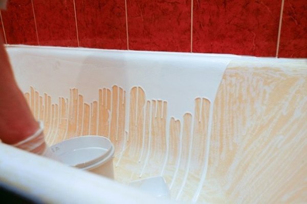 Comment peindre le bain vous-même avec de l'acrylique sans taches